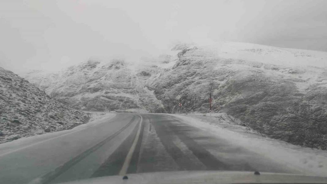 Van-Bahçesaray yolu beyaza büründü: 3 bin rakımlı Karabet Geçidi'ne mevsimin ilk karı düştü 5
