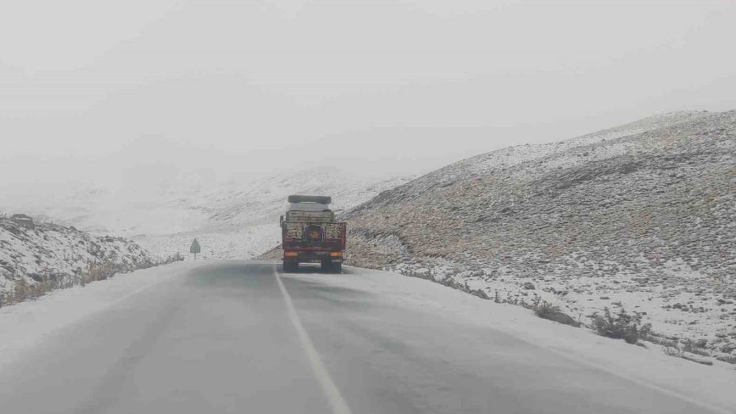 Van-Bahçesaray yolu beyaza büründü: 3 bin rakımlı Karabet Geçidi'ne mevsimin ilk karı düştü 4