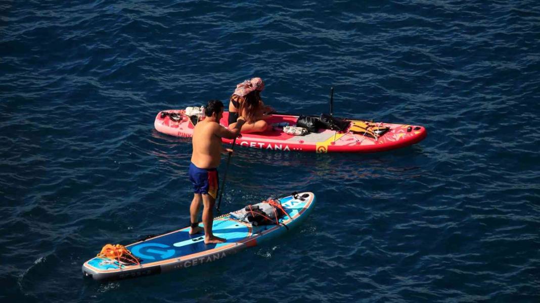 Türkiye kışı yaşarken, Antalyalılar denize giriyor 3