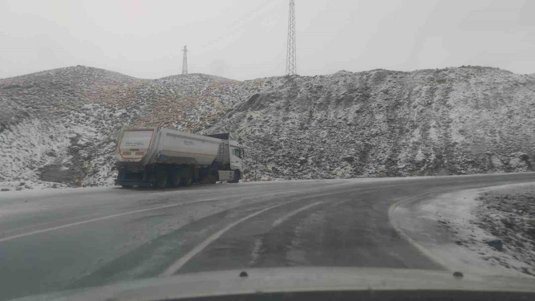 Van-Bahçesaray yolu beyaza büründü: 3 bin rakımlı Karabet Geçidi'ne mevsimin ilk karı düştü 1