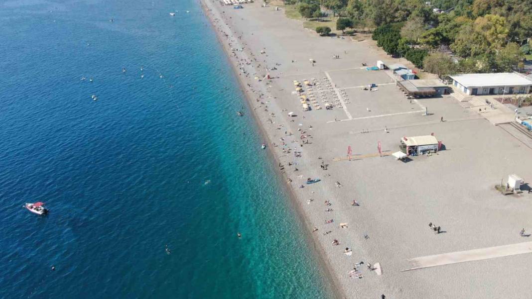 Türkiye kışı yaşarken, Antalyalılar denize giriyor 4