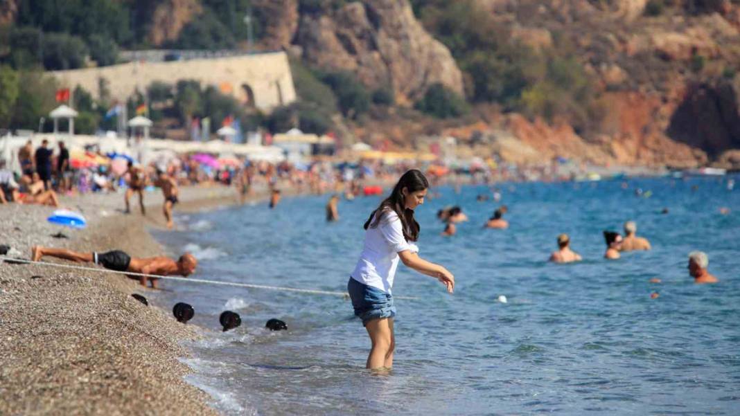 Türkiye kışı yaşarken, Antalyalılar denize giriyor 1