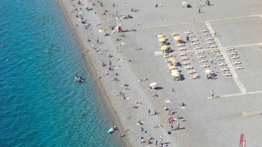 Türkiye kışı yaşarken, Antalyalılar denize giriyor 5