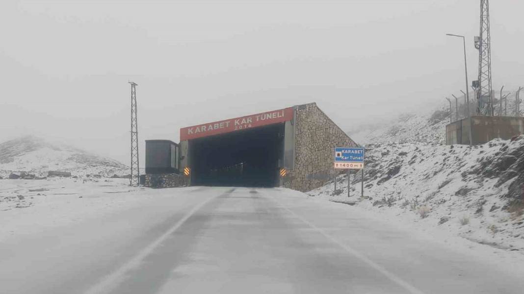 Van-Bahçesaray yolu beyaza büründü: 3 bin rakımlı Karabet Geçidi'ne mevsimin ilk karı düştü 2