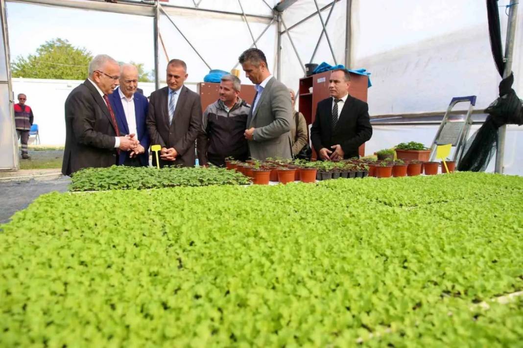 Belediyeden tarımsal üretime büyük destek! 4.6 milyon fideden sonra 400 bin kışlık sebze fidesi dağıtımına başlıyor 4