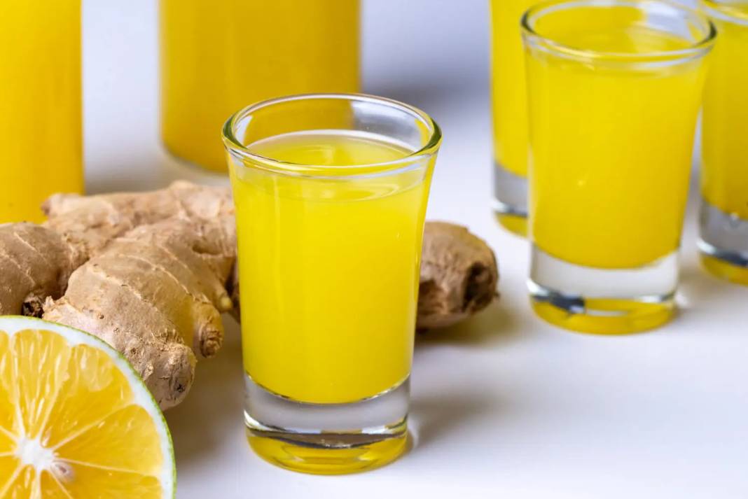 Soğuk havalara karşı vücudunuzu zırhlandırın: Altın değerinde iksir: Bağışıklık güçlendirici zerdeçal shot tarifi 5