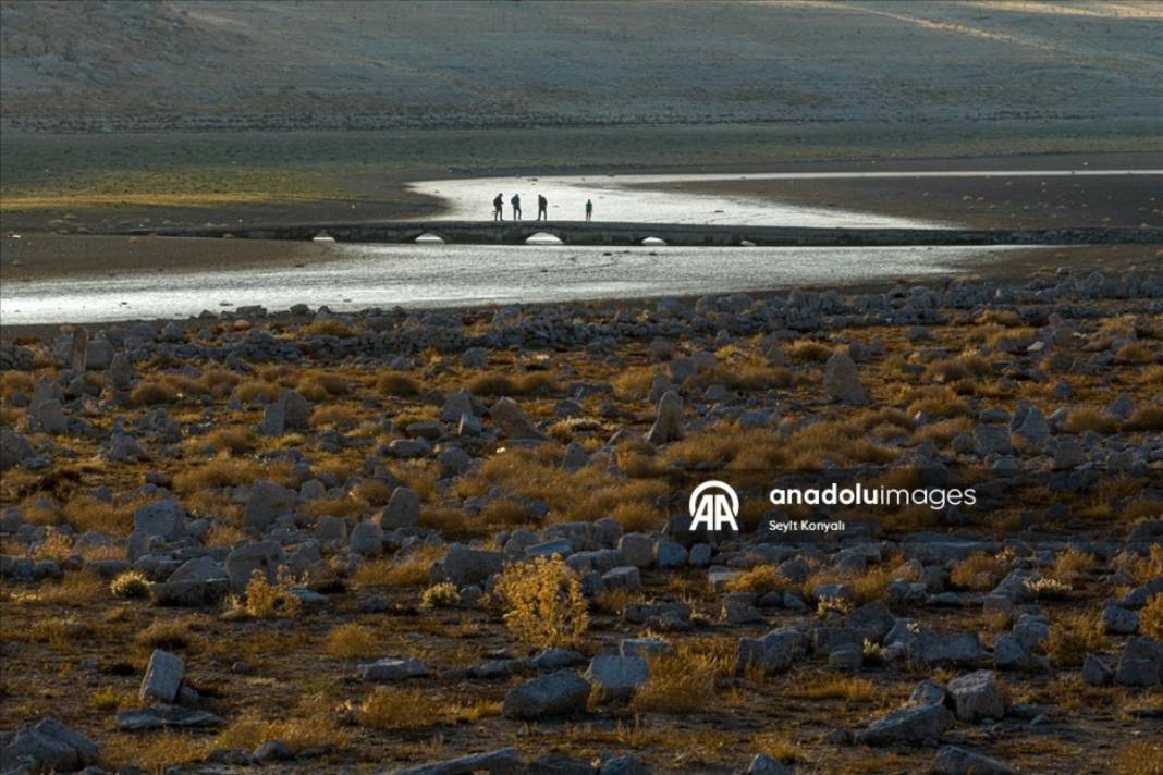 600 yıllık tarih suların altından çıktı! Konya Apa Barajı’nda gizemli Osmanlı köprüsü yeniden gün yüzünde 1