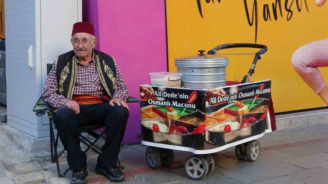 Osmanlı macununun son ustası 'Ali Dede' 65 yıldır sokaklarda! 11 yaşında başladığı mesleği azimle sürdürüyor 1