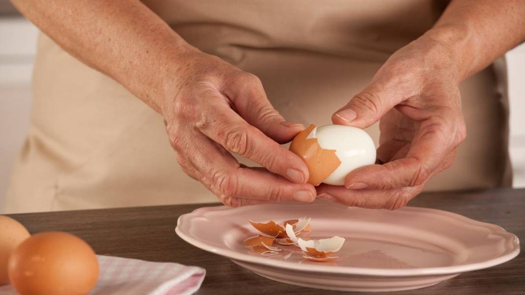 Haşlanmış yumurtayı mükemmel soymanın ve pişirmenin en kolay yolu! Suya koymadan önce... 4