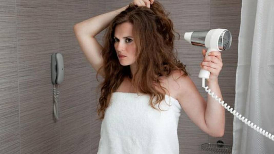 Yıllardır doğru sanılan yanlış! Saçı kendi haline bırakmak mı; hafif ısıyla kurutmak mı daha sağlıklı? 5
