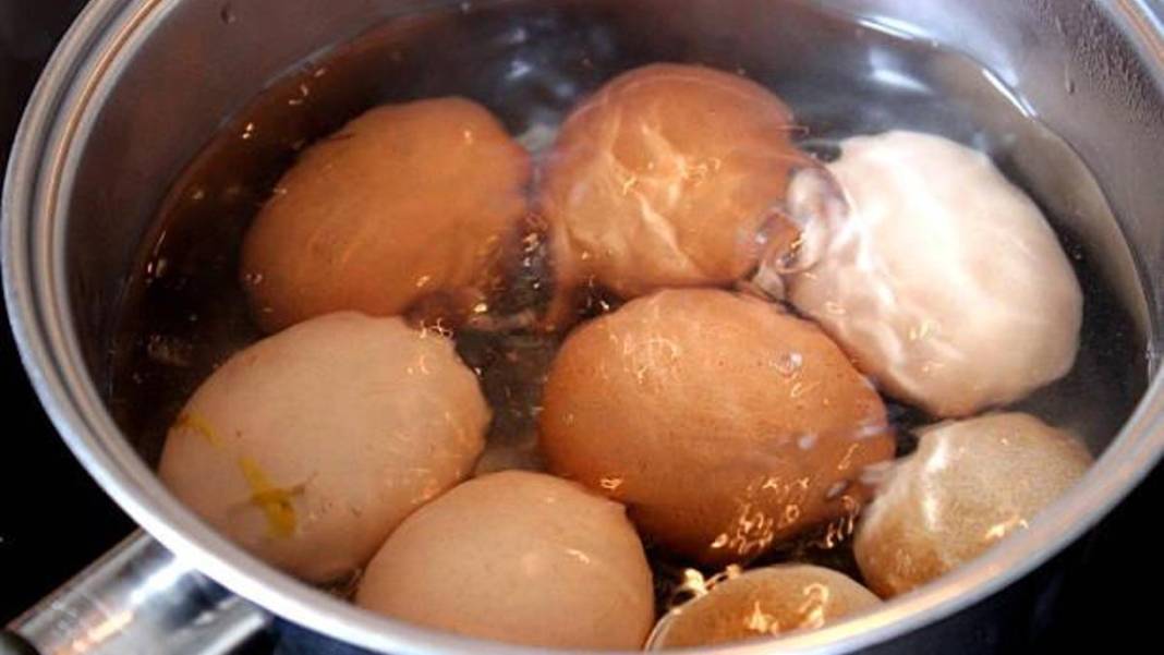 Haşlanmış yumurtayı mükemmel soymanın ve pişirmenin en kolay yolu! Suya koymadan önce... 1