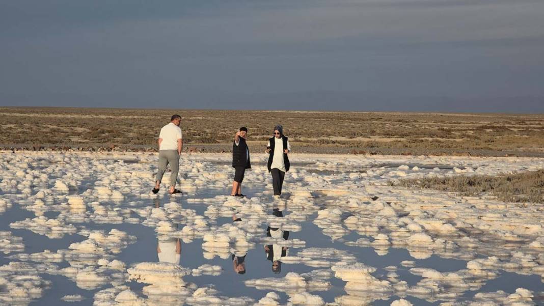 Tuz Gölü’nde sular çekildi, ortaya ilginç tuz şekilleri çıktı 1