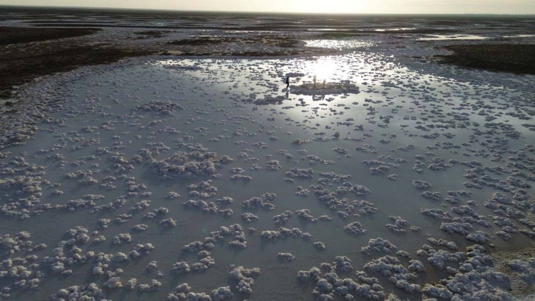 Tuz Gölü’nde sular çekildi, ortaya ilginç tuz şekilleri çıktı 2