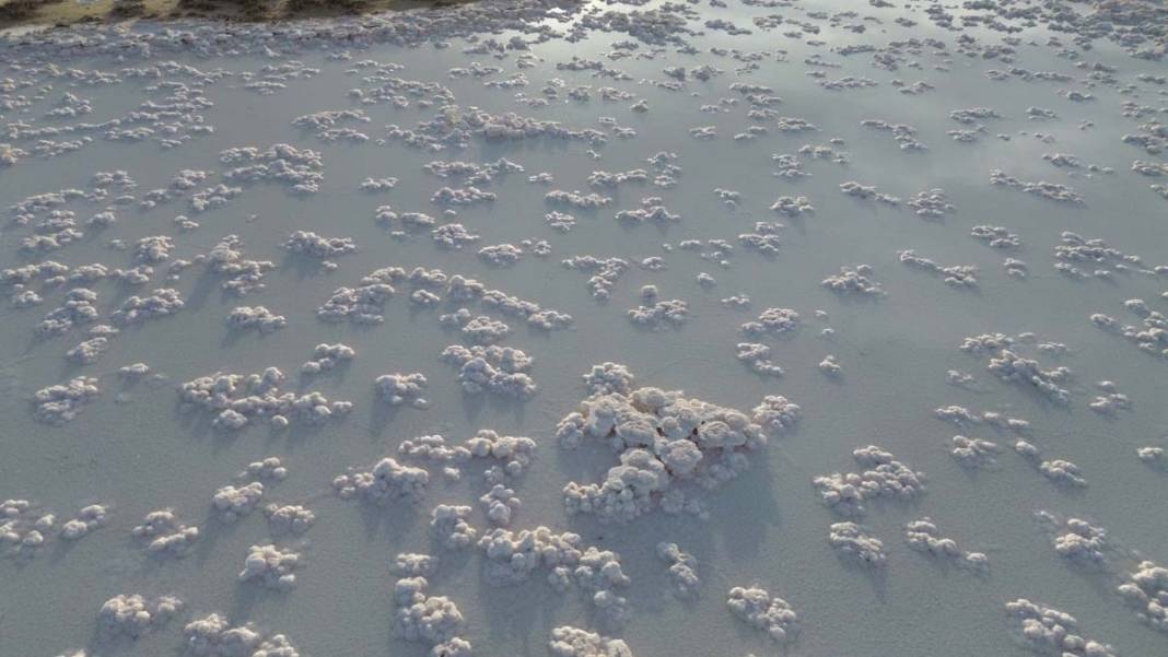 Tuz Gölü’nde sular çekildi, ortaya ilginç tuz şekilleri çıktı 6