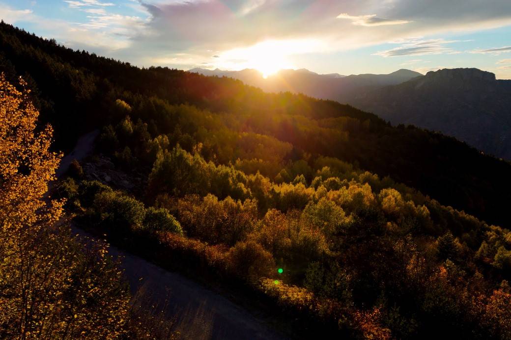Gümüşhane’de sonbahar şöleni! Alpler'i aratmıyor: Zirvelerde kar, vadilerde renk cümbüşü 5