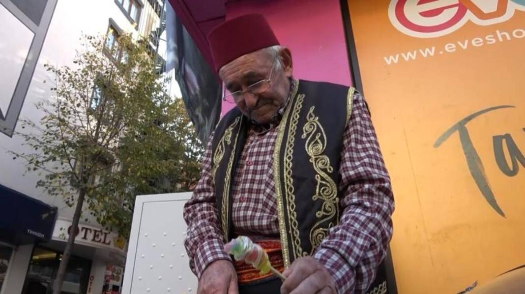 Osmanlı macununun son ustası 'Ali Dede' 65 yıldır sokaklarda! 11 yaşında başladığı mesleği azimle sürdürüyor 4