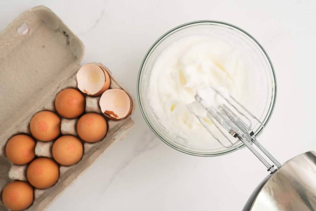 Hafta sonunun yıldızı: İçi akışkan, dışı çıtır çıtır tek tencerede bulut yumurta tarifi 6