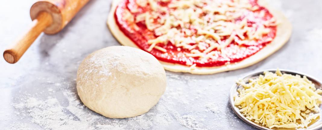 Evde pizza devrimi! 10 dakikada hazırlanan kabarık ve yumuşak hamur sırrı 5