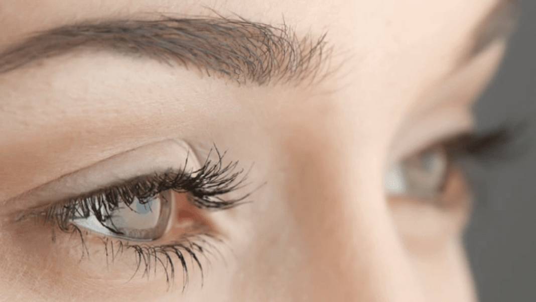 Doğal çözüm keşfedildi! Dökülen kaşları geri getiren ve hızla uzatan mucizevi yağ bakımı 1