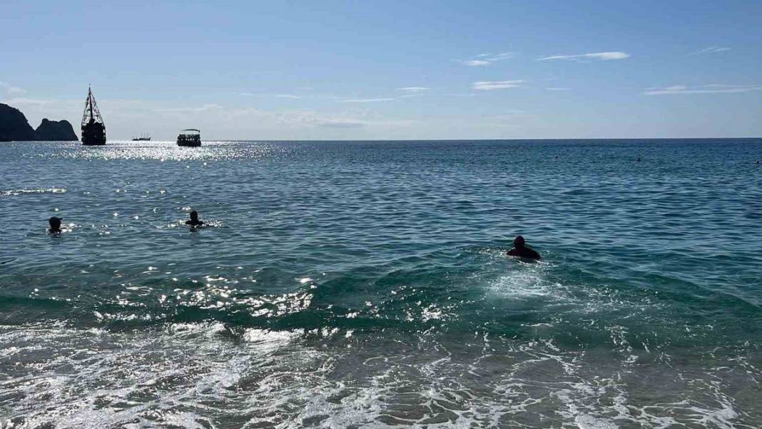 Kasım ortasında deniz keyfi: Alanya plajları doldu taştı 4