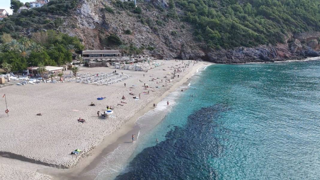 Kasım ortasında deniz keyfi: Alanya plajları doldu taştı 2