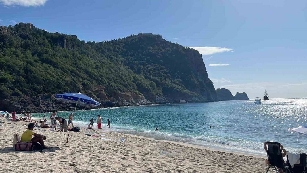 Kasım ortasında deniz keyfi: Alanya plajları doldu taştı 3