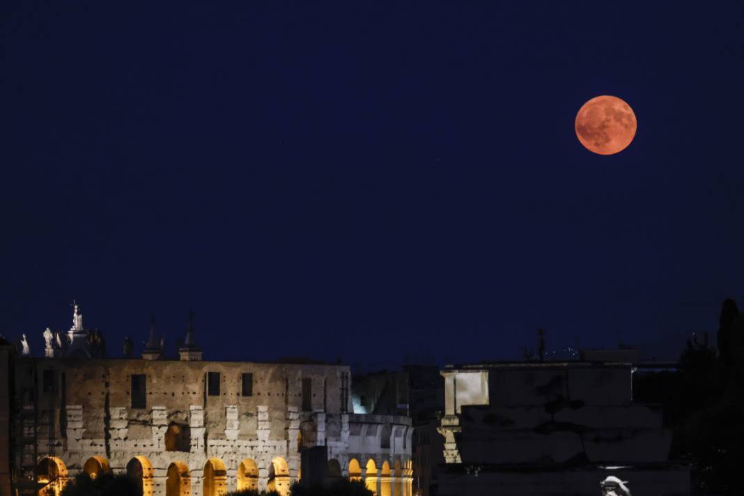 Çarşamba günü herkes gökyüzüne baksın! Bu yılın en büyüğü ve parlağı olacak: Süper Ay, Dünya'ya en yakın konumda olacak 1