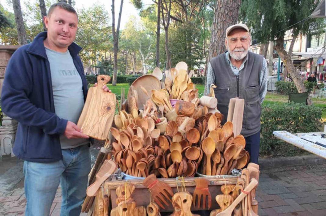 Yakacak olarak ayrılan zeytin odunlarını mutfak gereçlerine dönüştürüyor! Hiçbir bakteri barındırmıyor, tamamen doğal 1