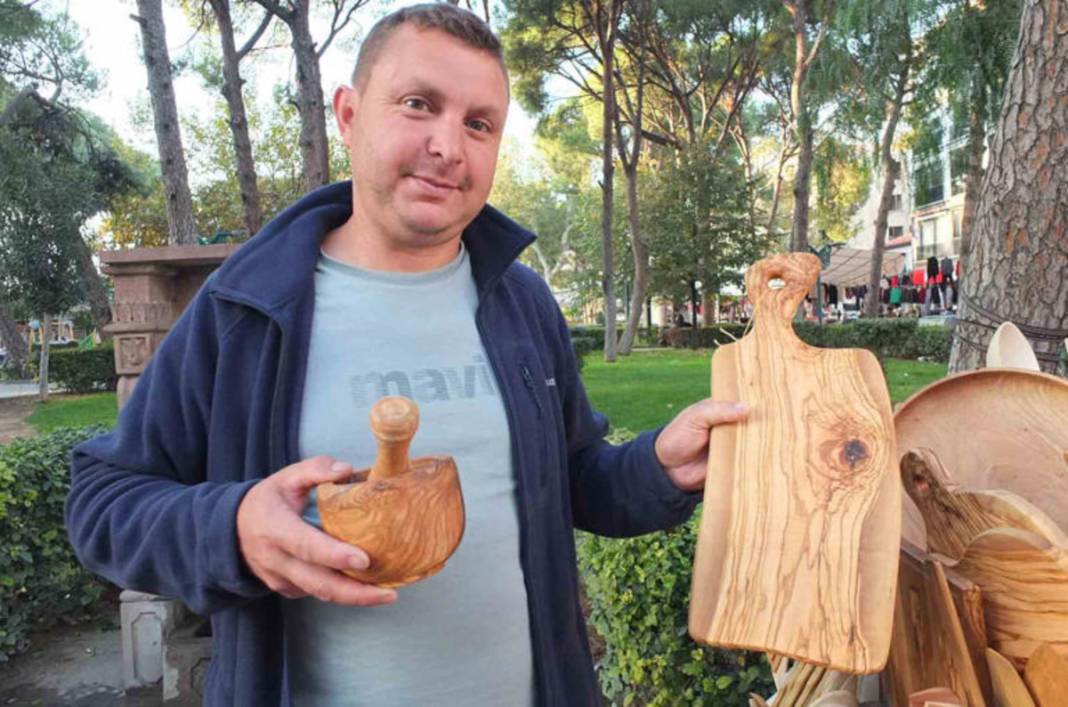 Yakacak olarak ayrılan zeytin odunlarını mutfak gereçlerine dönüştürüyor! Hiçbir bakteri barındırmıyor, tamamen doğal 3