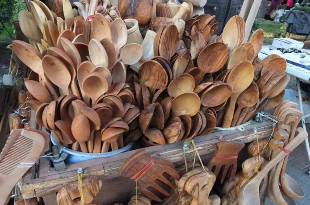 Yakacak olarak ayrılan zeytin odunlarını mutfak gereçlerine dönüştürüyor! Hiçbir bakteri barındırmıyor, tamamen doğal 2