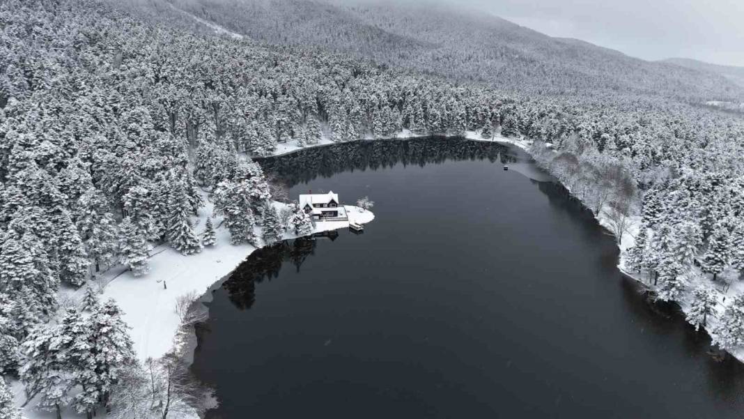 Gölcük Tabiat Parkı beyaz gelinliğini giydi: Masalsı görüntüler ortaya çıktı 1