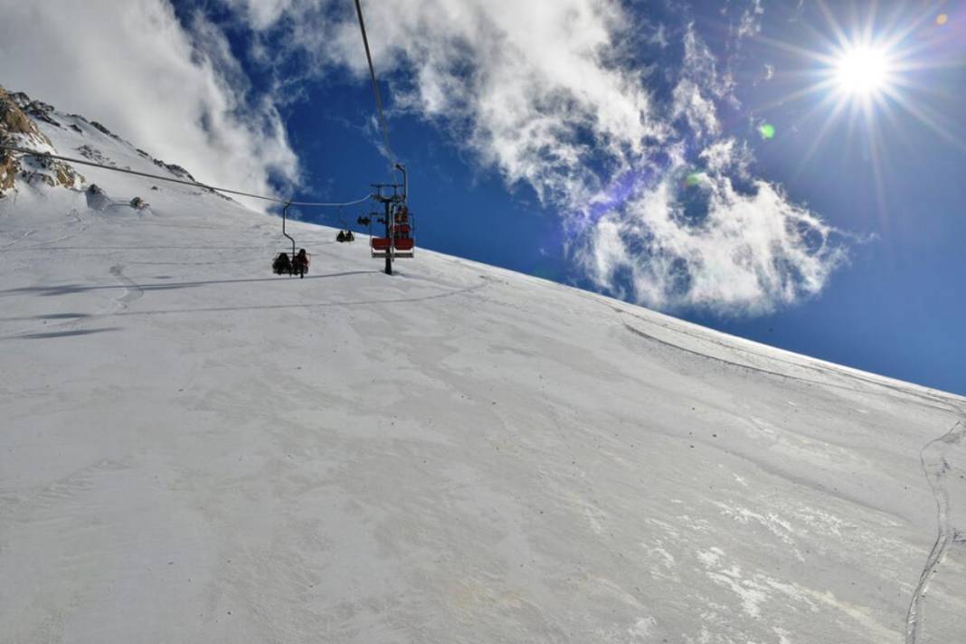 Aynı gün hem kayak hem deniz yaptırıyor! Akdeniz’in zirvesinde beyaz mucize: Saklıkent Kayak Merkezi 3