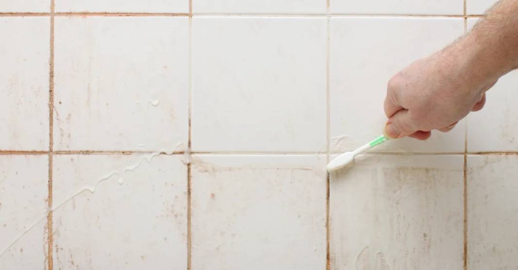 Sararmış derzlere kesin çözüm! Tek bir malzemeyle fayans aralarını pırıl pırıl yapan yöntem 1