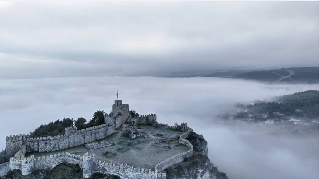 Fantastik film karelerini andıran görüntü! Tarihi Boyabat Kalesi sis bulutlarının üzerinde yükseldi 2