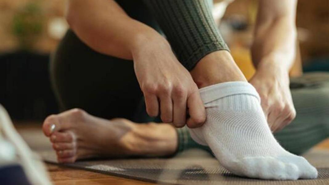 Uzmanlar uyardı: Çoraplarda mikrop yuvası tehlikesi! Günde 9 milyona kadar bakteri barındırıyor 4