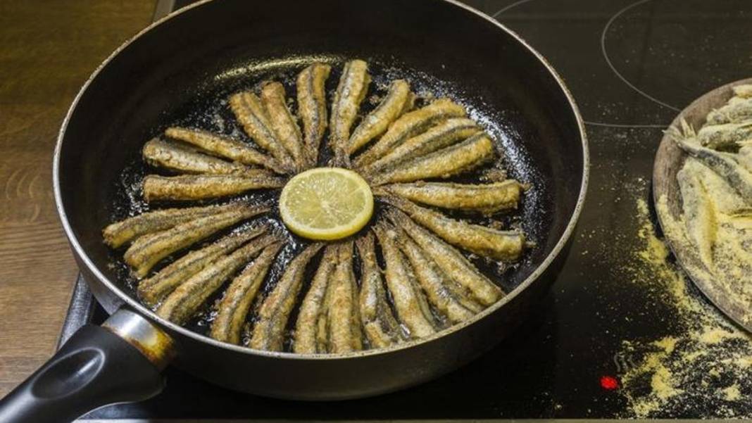 25 yıllık tecrübe konuştu! Lezzetli hamsi pişirmenin gizli formülü: En yaygın hata orada başlıyor 1