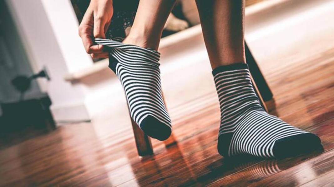 Uzmanlar uyardı: Çoraplarda mikrop yuvası tehlikesi! Günde 9 milyona kadar bakteri barındırıyor 7