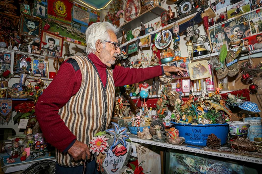 Koca bir ömür tek odada: 60 yıl boyunca topladığı hediyeleri tek bir odaya sığdırdı! 1