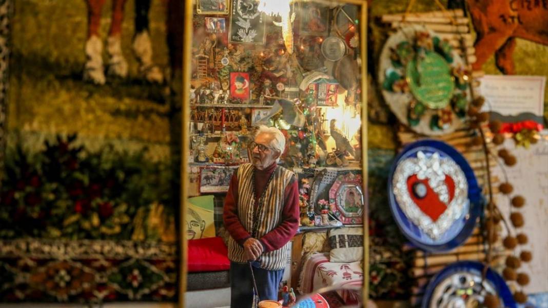 Koca bir ömür tek odada: 60 yıl boyunca topladığı hediyeleri tek bir odaya sığdırdı! 5