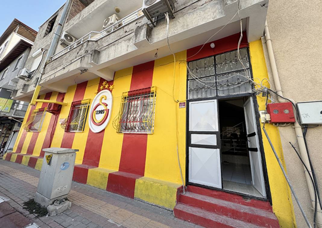 Bir aşk hikayesi! Evi sarı-kırmızıya boyadı, mahallenin "Galatasaray evi" oldu 1