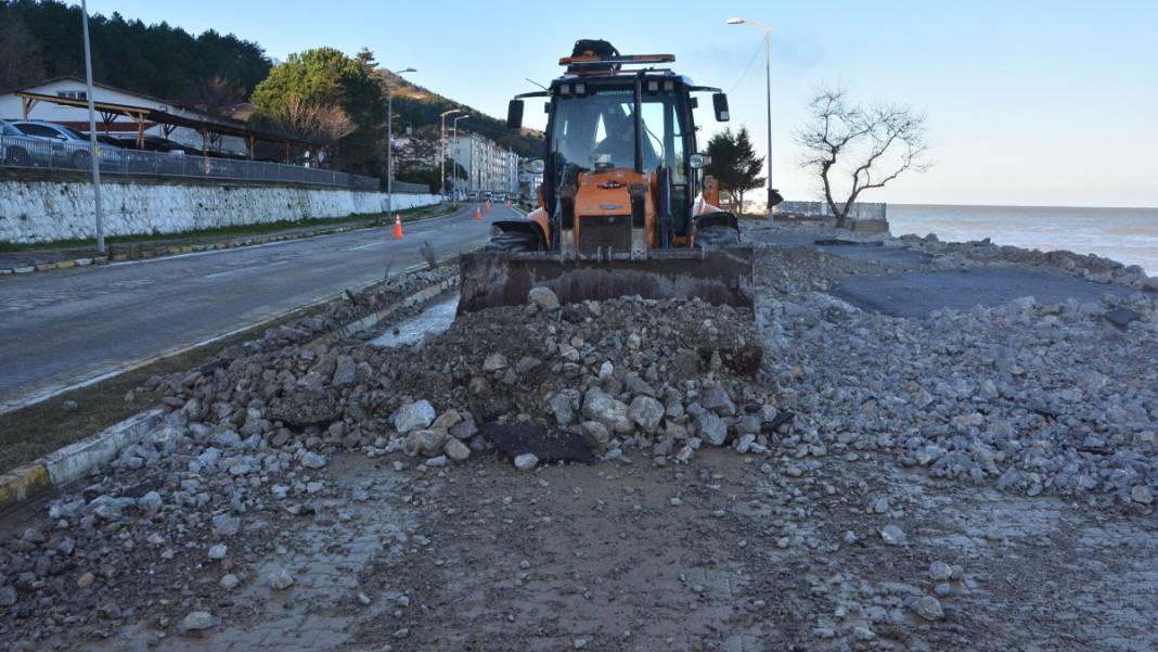 Fırtına Karadeniz’i esir aldı: İnebolu’da sahil çöktü 1
