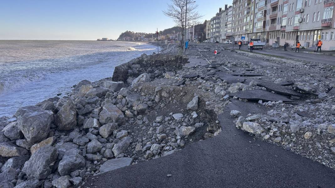 Fırtına Karadeniz’i esir aldı: İnebolu’da sahil çöktü 5