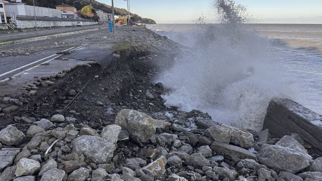 Fırtına Karadeniz’i esir aldı: İnebolu’da sahil çöktü 3
