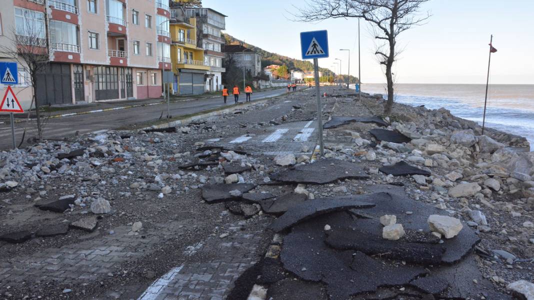 Fırtına Karadeniz’i esir aldı: İnebolu’da sahil çöktü 2