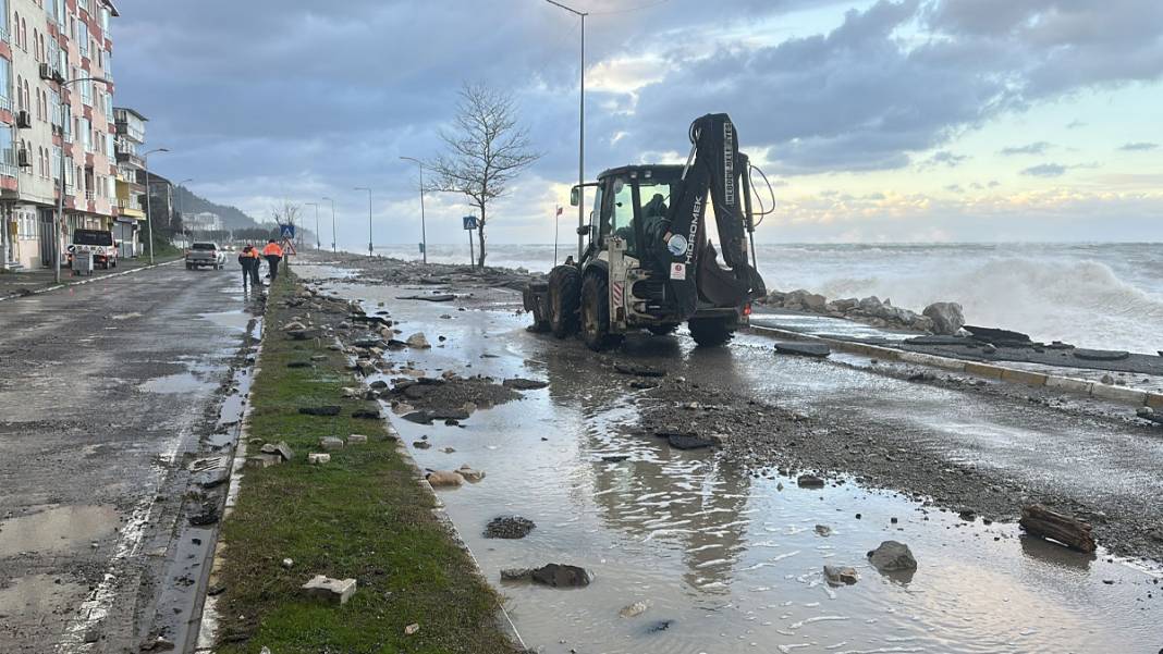 Fırtına Karadeniz’i esir aldı: İnebolu’da sahil çöktü 6