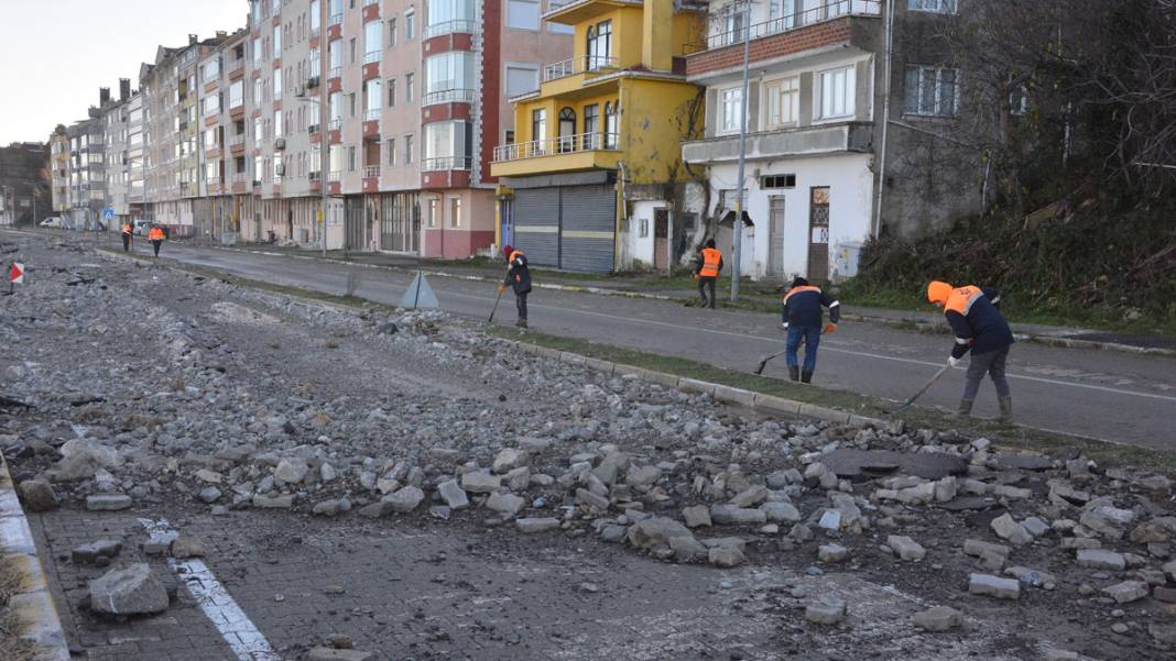 Fırtına Karadeniz’i esir aldı: İnebolu’da sahil çöktü 4
