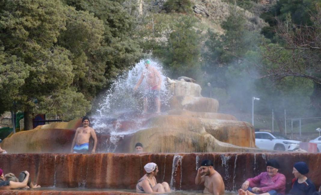 Kış tatilini kayak merkezinde yapmak istemeyen buraya akın ediyor! Hem tatil hem şifa: Buz gibi havada sıcacık hissettiriyor 2