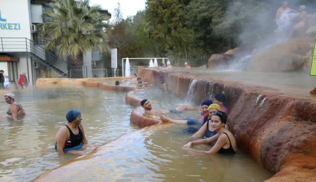Kış tatilini kayak merkezinde yapmak istemeyen buraya akın ediyor! Hem tatil hem şifa: Buz gibi havada sıcacık hissettiriyor 6
