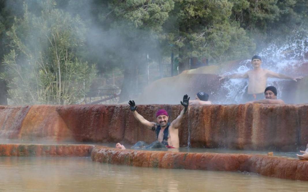 Kış tatilini kayak merkezinde yapmak istemeyen buraya akın ediyor! Hem tatil hem şifa: Buz gibi havada sıcacık hissettiriyor 4