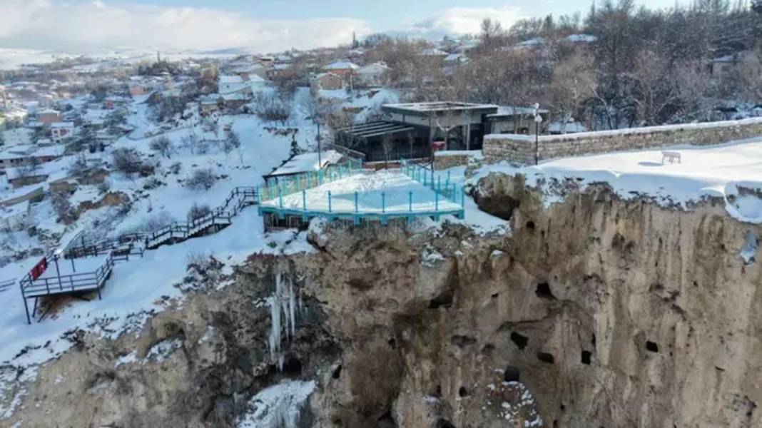 Yüzlerce metre yükseklikteki cam teras turistlerin yeni gözdesi oldu! Çevre illerden akın ediyorlar: Tarih, doğa, adrenalin... 1